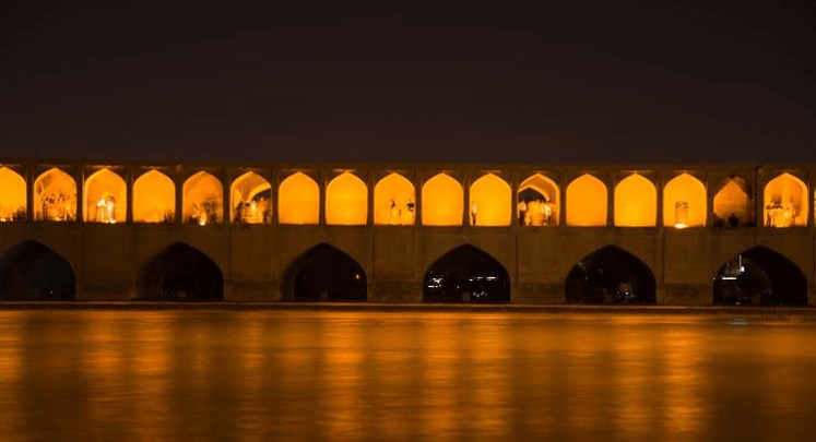 سی و سه پل در شب